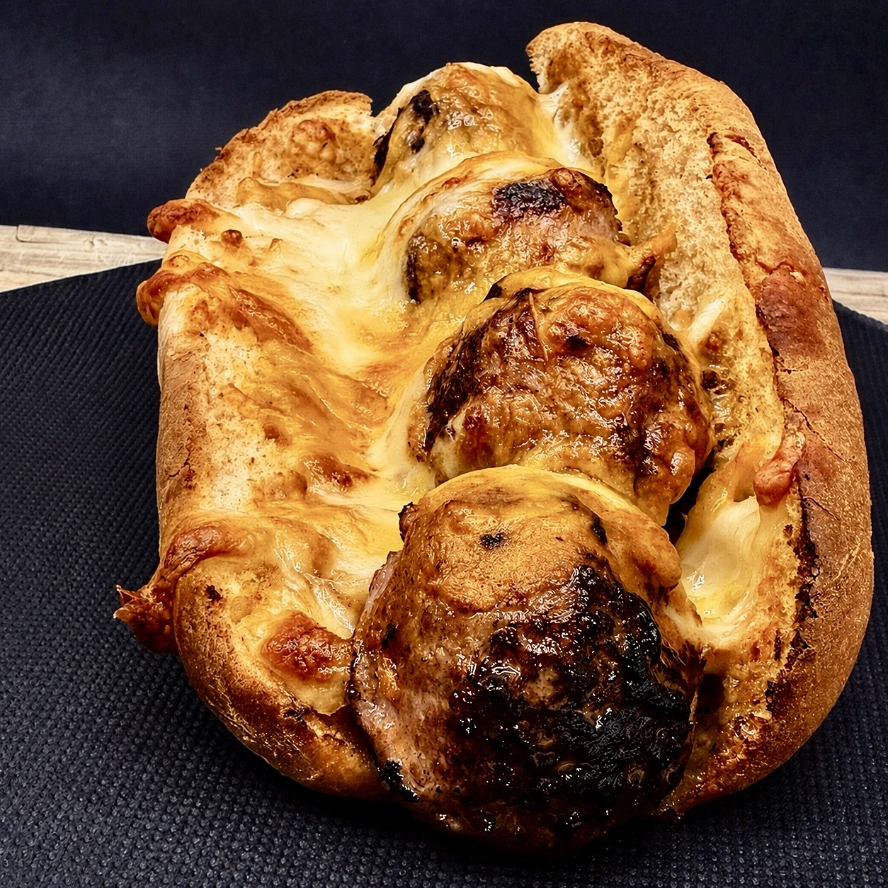 Perrito de albóndigas con salsa cremosa y queso fundido — Gelerik